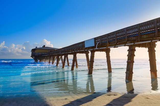 Daytona Beach en Florida con el muelle de Estados Unidos