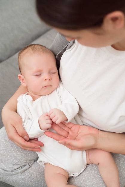 Dé el bebé dormido en la mano de la madre.