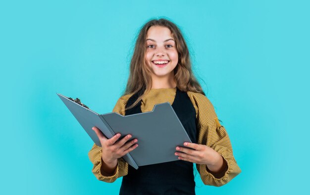 De bom humor de volta à escola, criança apresentando o projeto, a criança está trabalhando com o conceito de papelada em papel pronto para a lição, prepare-se para os exames, estude a criança bem adolescente, segure a pasta com documentos