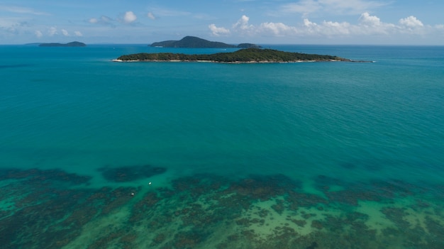 De cima para baixo Câmera de vista aérea do drone do mar de água clara turquesa bonita com barcos de pesca de cauda longa no mar de verão Ilha tropical de Phuket do sul da Tailândia incrível vista do mar.