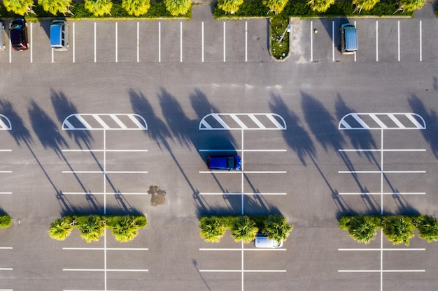 De cima para baixo do estacionamento ao ar livre