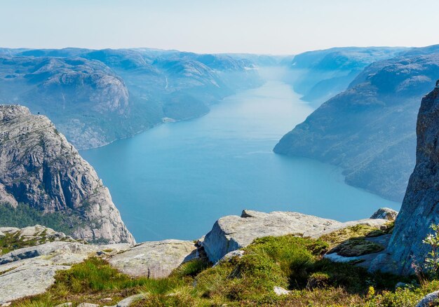 De frente para lysefjord a caminho de Preikestolen Noruega