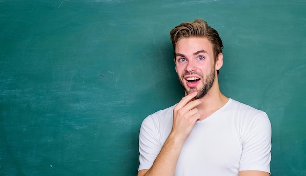 Dê mais do que o esperado aluno feliz no quadro-negro de volta à escola informação de quadro-negro vazio Estudantes vida homem pronto para estudar professor homem no dia do conhecimento da lição da escola