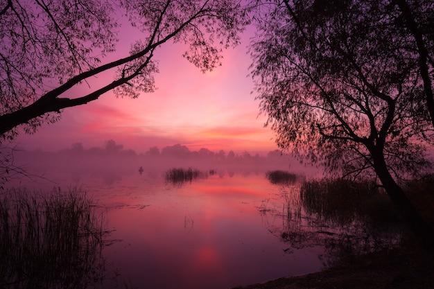 De manhã cedo, amanhecer sobre o lago. Manhã nublada, paisagem rural, deserto, sentimento místico