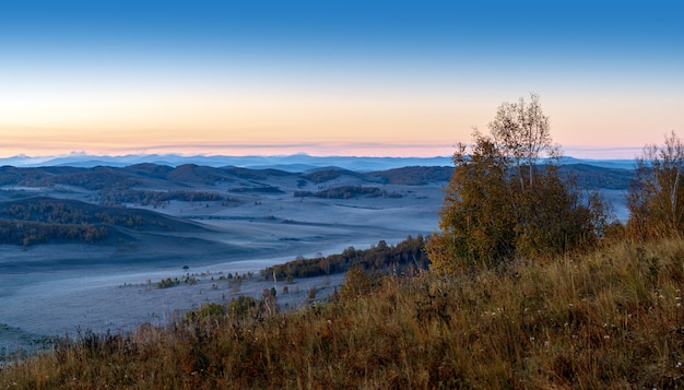 De manhã cedo em montanhas