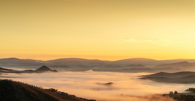 De manhã cedo em montanhas