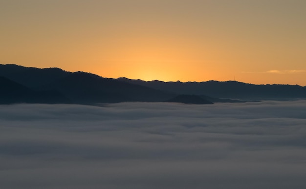 Foto de manhã, mar da montanha enevoada