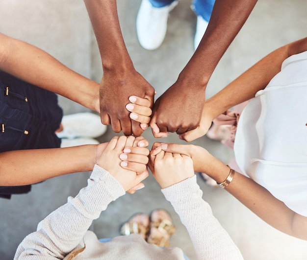 De mãos dadas fé e oração grupo de apoio de pessoas ou amigos com esperança religião e confiança ou respeito Juntos ajudando e amando a comunidade com compromisso solidariedade e trabalho em equipe de cima