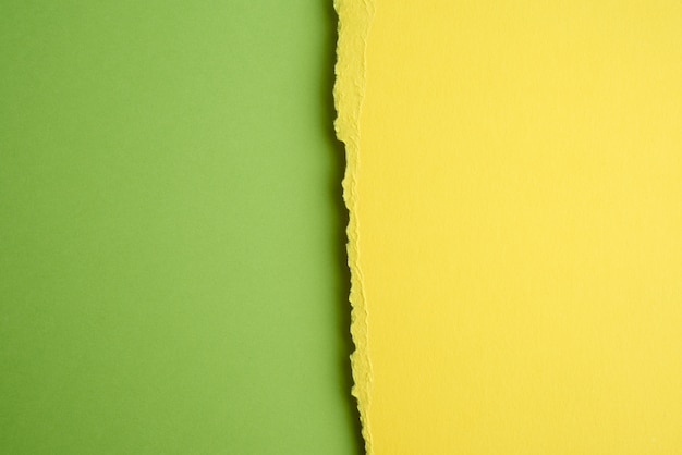 De papel amarelo, fundo verde