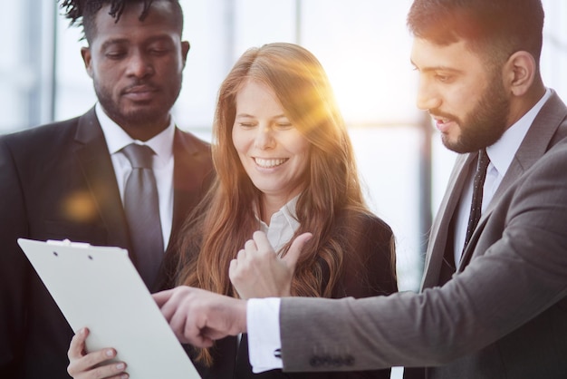 De pé no corredor do escritório moderno chefe e subordinados prontos f