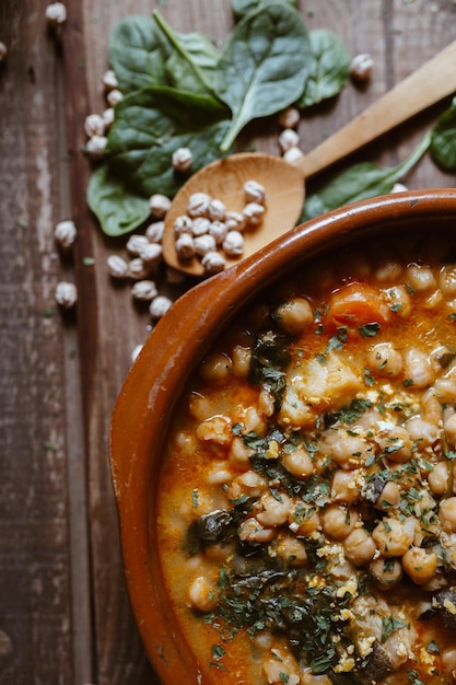 Foto de perto, a comida vegana potaje é uma comida típica espanhola de grão-de-bico com amendoim