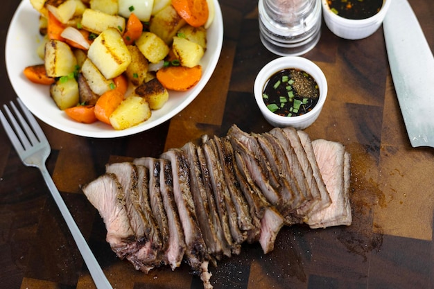 Foto de perto de carne assada e batatas fritasjpg