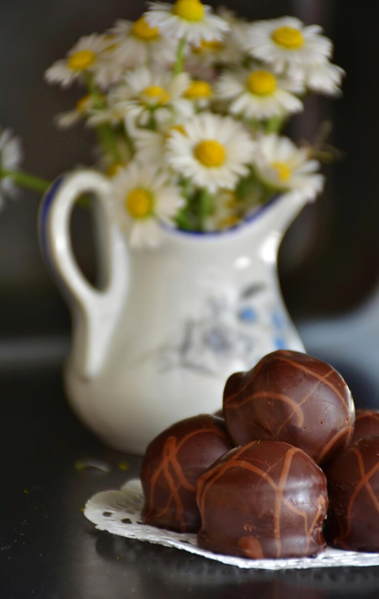 Foto de perto deliciosas trufas de chocolate prontas para serem servidas
