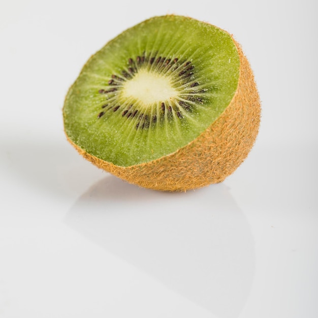 de perto frutos frescos de kiwi superfície branca