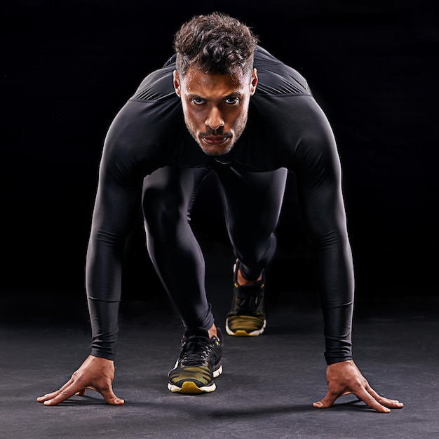 Foto dê tudo de si foto de estúdio de um jovem em forma isolado em preto