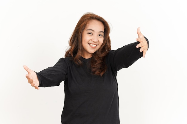 Dê um abraço de linda mulher asiática vestindo camisa preta isolada no fundo branco