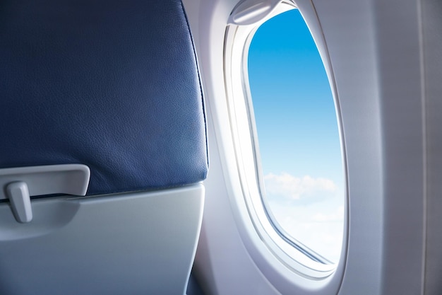 Foto de uma janela de avião ver o céu azul ou azul e as nuvens da janela do avião