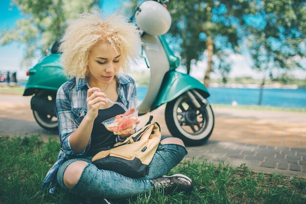 De uma linda mulher afro-americana comendo salada