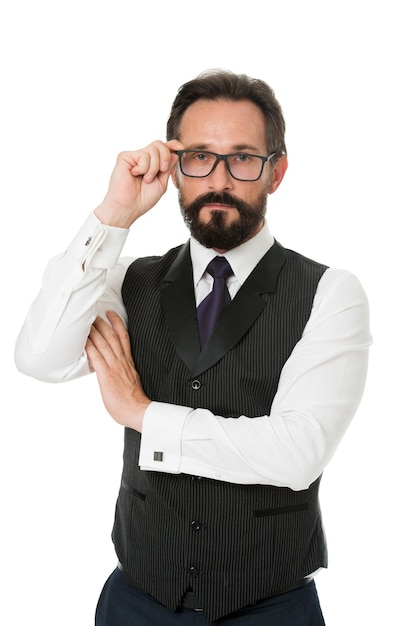 Dê uma olhada com cuidado Homem barbudo usar óculos isolado branco Empresário professor ajustar óculos Olhe conceito Análise de negócios e habilidades analíticas Óptica de óculos e verificação de visão