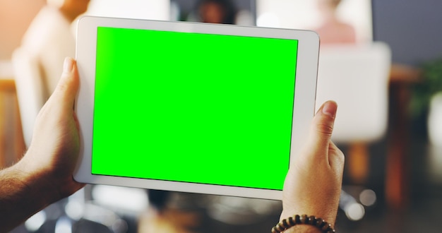Dê uma olhada Foto de um empresário irreconhecível segurando um tablet digital com uma tela chroma key