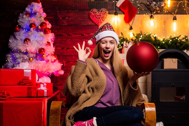 Dê uma piscadela cara cômica louca natal mulher segurar bomba criativo boom bomba emoções mulher bonita ...