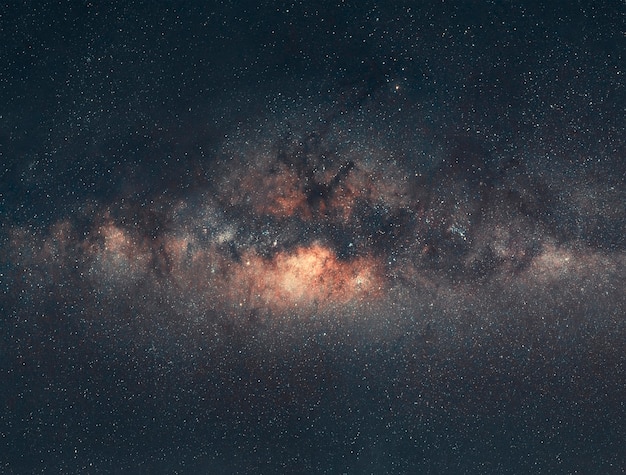 De vista completa da galáxia da Via Látea com o fundo do céu noturno e das estrelas.