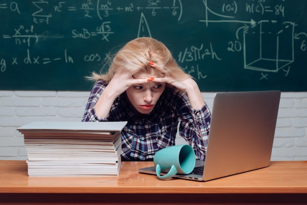 Foto de volta à escola, a menina estressada por estudar para o fundo da sala de aula gritando difícil, estudando na universi ...