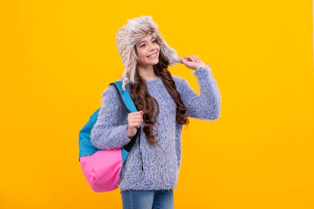 De volta à escola adolescente em malhas em fundo amarelo