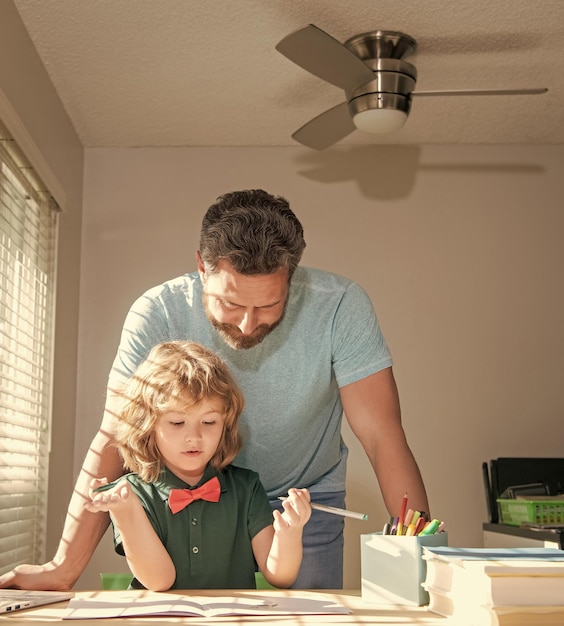 De volta à escola, ajudando pai e filho a escrever em casa, família e blog de paternidade