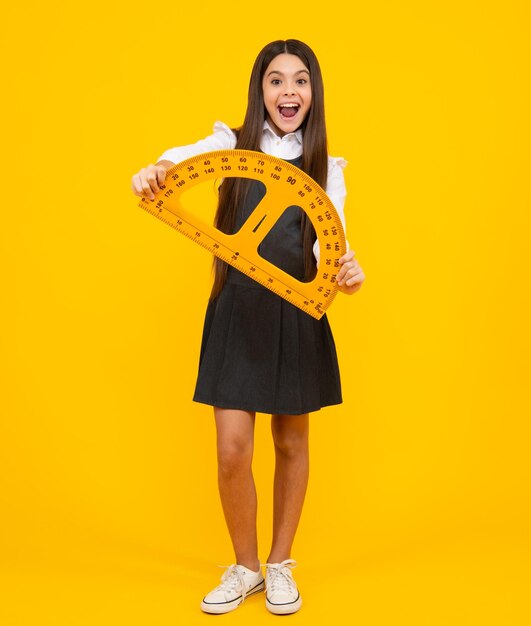 Foto de volta à escola aluna adolescente em fundo amarelo rosto animado, aluna adolescente alegre