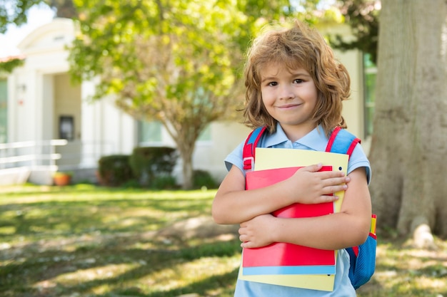 De volta à escola aluno da escola primária a caminho de estudar o primeiro ano com mochila escolar