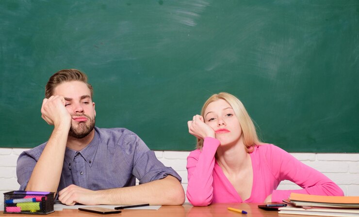 Foto de volta à escola casal de homem e mulher na sala de aula ensino em casa escola moderna dia do conhecimento vida do aluno lição e quadro-negro dia dos professores casal cansado finalmente me formei