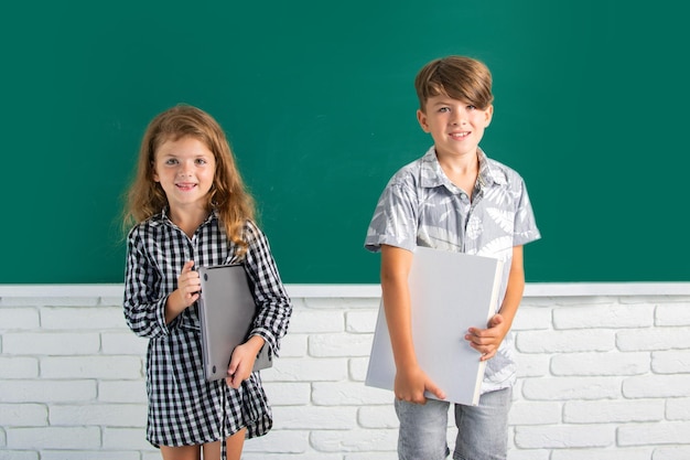 De volta à escola crianças bonitinhas menina e menino estudando em sala de aula na escola primária