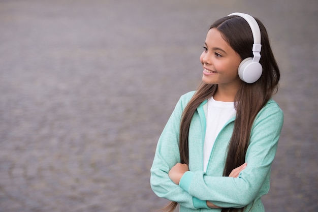 De volta à escola. educação privada online. criança sorridente estudar livro de áudio. elearning e ebook. felicidade infantil. menina adolescente em fones de ouvido. copie o espaço. criança feliz usa fones de ouvido. escutar musica.