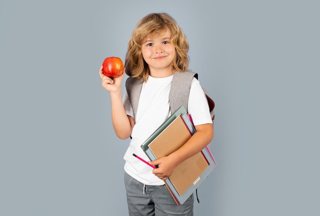 De volta à escola, estudante com bolsa escolar, segure o livro e o caderno pronto para aprender as crianças da escola