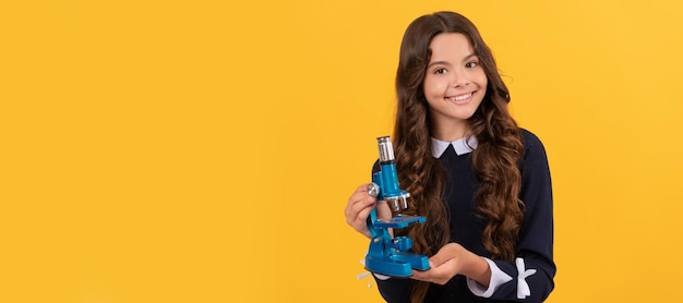 De volta à escola estudo biologia química laboratório pesquisa educação cartaz isolado horizontal de estudante menina da escola cabeçalho de banner retrato de espaço de cópia de estudante