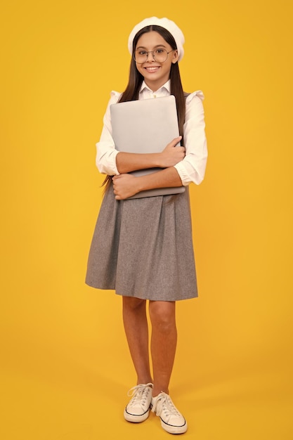 De volta à escola Garota da escola adolescente com computador portátil Rosto feliz emoções positivas e sorridentes da estudante adolescente
