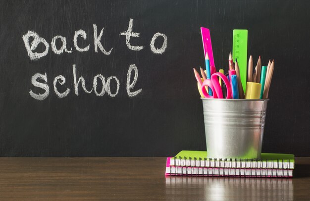 De volta à escola. Material escolar, caderno e caneta.