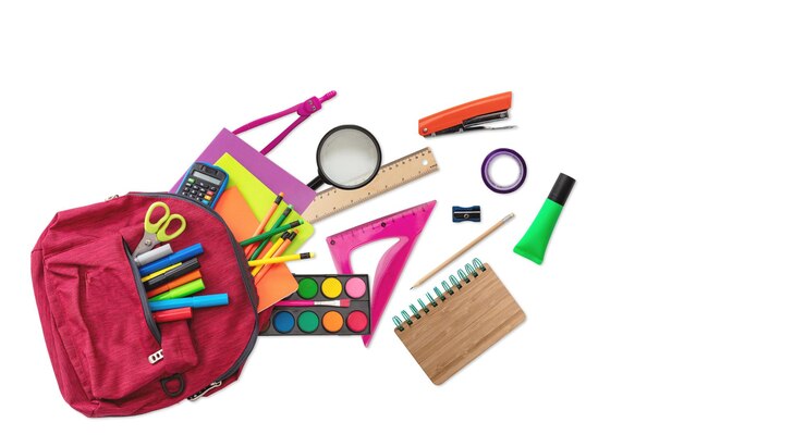 Foto de volta à escola material escolar de uma mochila de estudante isolada na vista superior de cor branca