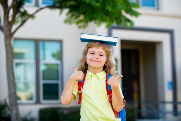 De volta à escola Menina bonita com mochila indo para a escola com diversão