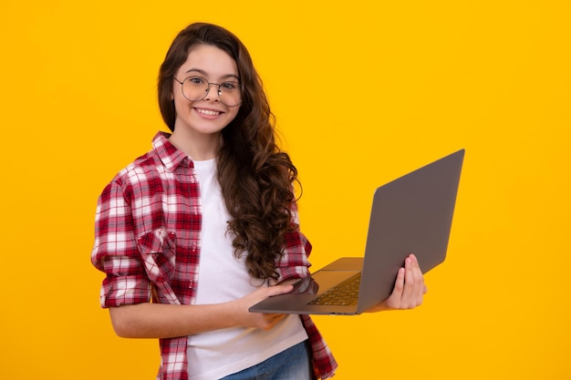 De volta à escola Menina da escola adolescente com computador portátil Emoções sorridentes positivas de adolescente feliz