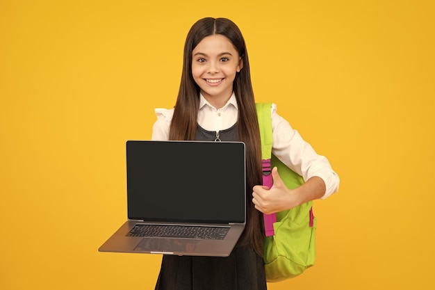 De volta à escola Menina da escola adolescente com computador portátil Menina feliz rosto positivo e sorridente