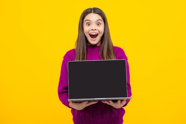 De volta à escola Menina da escola adolescente com computador portátil Tela do computador portátil com espaço de cópia