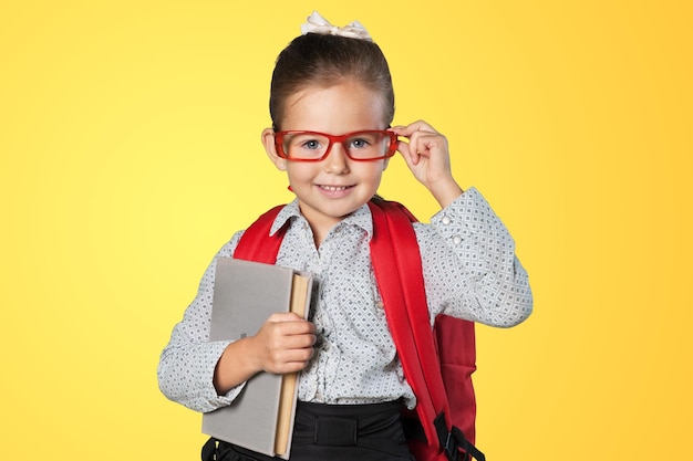 De volta à escola Menino trabalhador com mochila e livros Menino feliz está quebrando a parede de papel