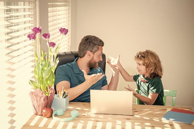 De volta à escola, pai e filho surpresos usam tecnologia moderna no blog da família em casa