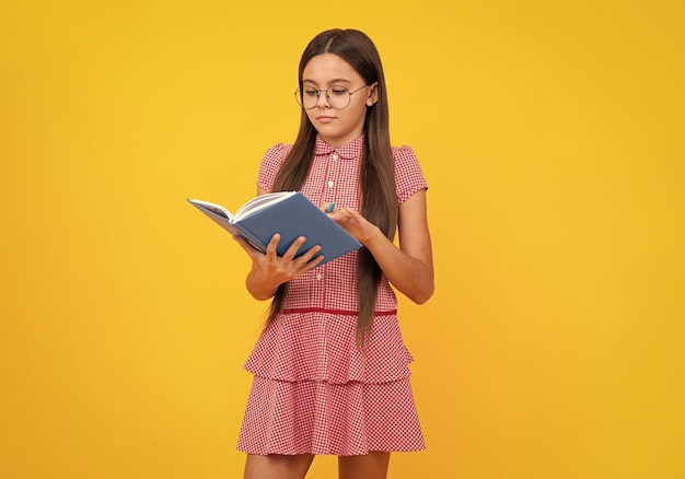 De volta à escola Retrato de uma adolescente com livros Escola de crianças e conceito de educação Estudante de colegial Garota adolescente surpresa chocada