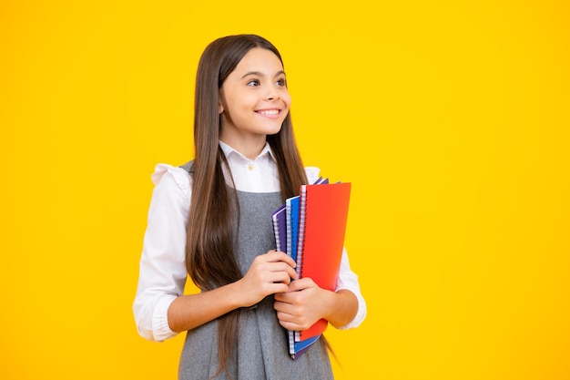 De volta à escola Retrato de uma adolescente com livros Escola de crianças e conceito de educação Estudante de colegial