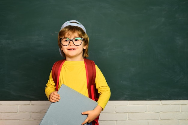 De volta ao conceito de educação escolar Crianças felizes da escola Estudante Garoto estudante feliz com uma excelente nota