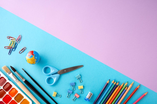 De volta ao conceito de escola em fundo de papel de textura azul e violeta