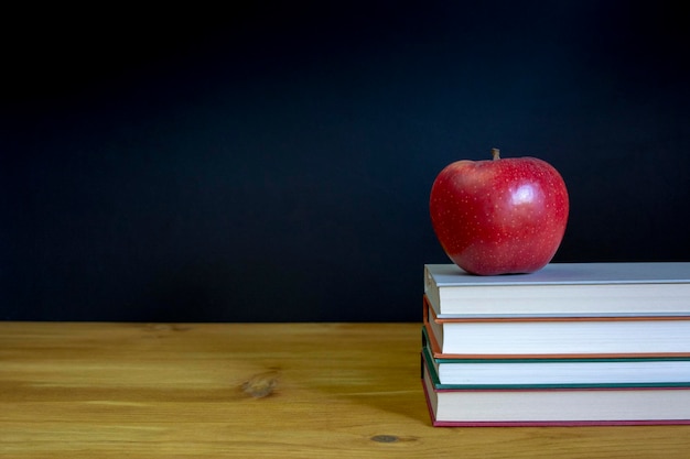 De volta ao fundo da escola com livros sobre a mesa